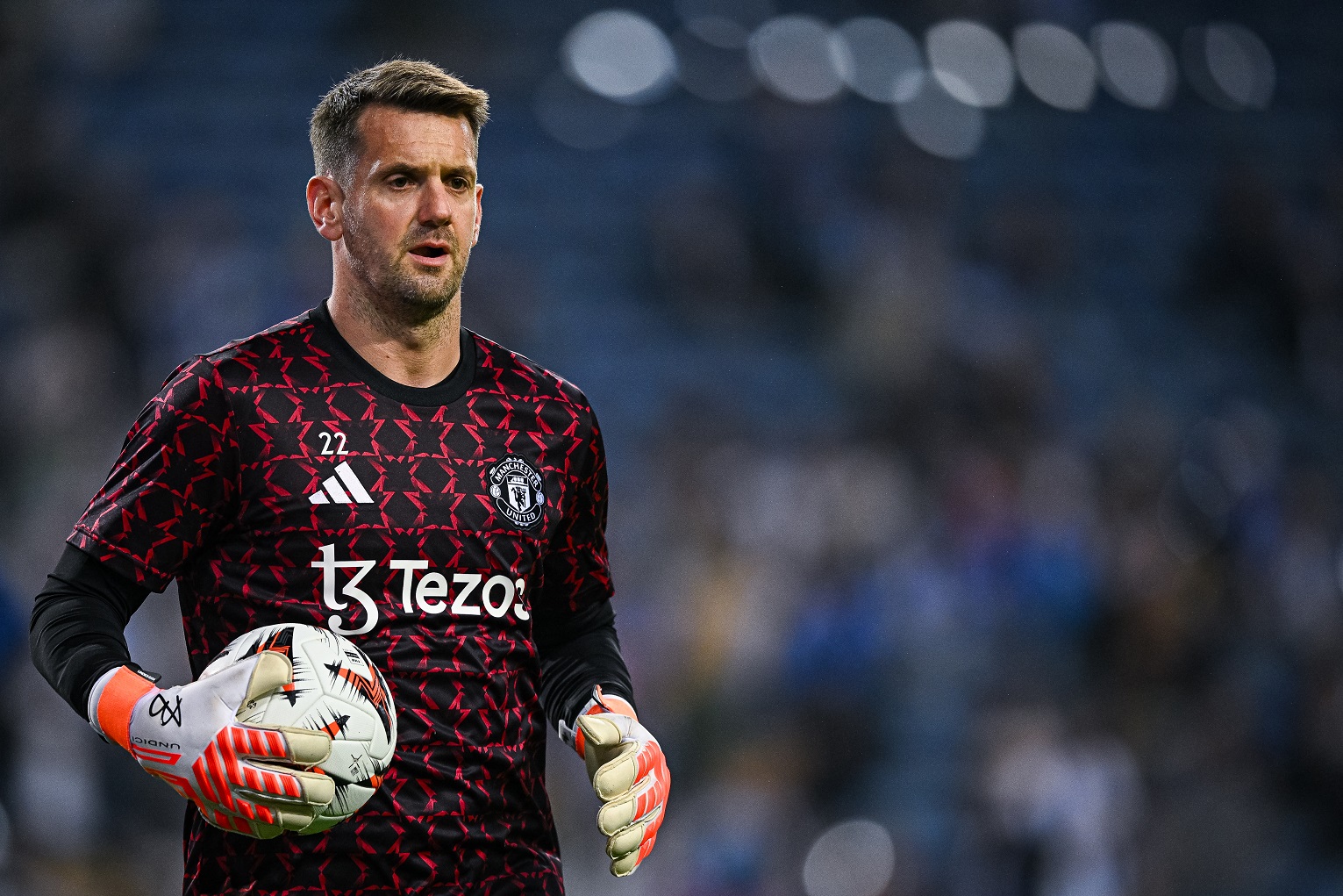 Tom Heaton ký hợp đồng mới với Man United đến năm 2026, tiếp tục vai trò thủ lĩnh hậu trường - Hình ảnh minh họa