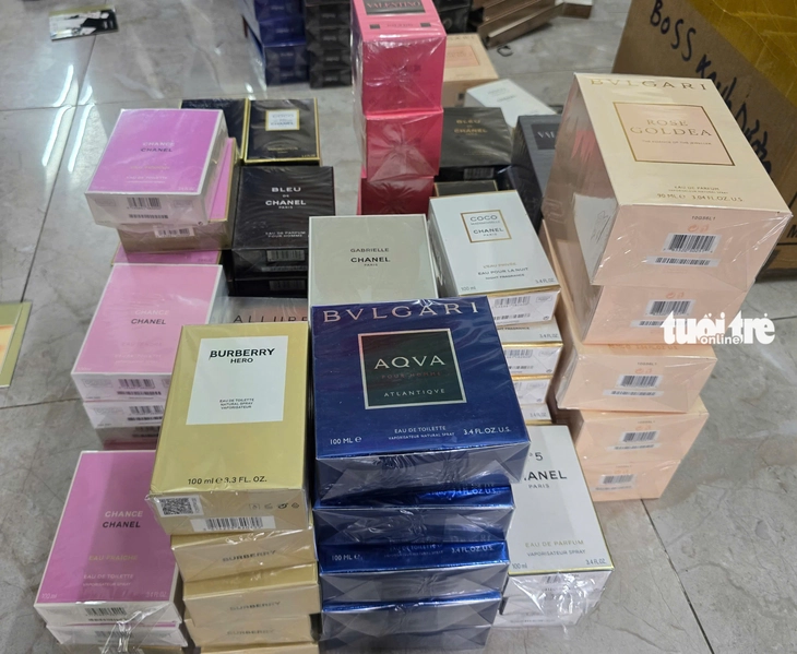 Triệt phá đường dây nước hoa giả 10.000 chai tại TP.HCM - Hình ảnh minh họa