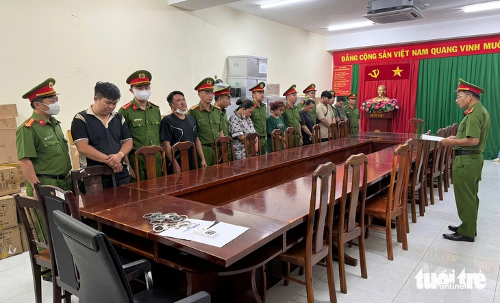 Triệt phá đường dây nước hoa giả 10.000 chai tại TP.HCM - Hình ảnh minh họa