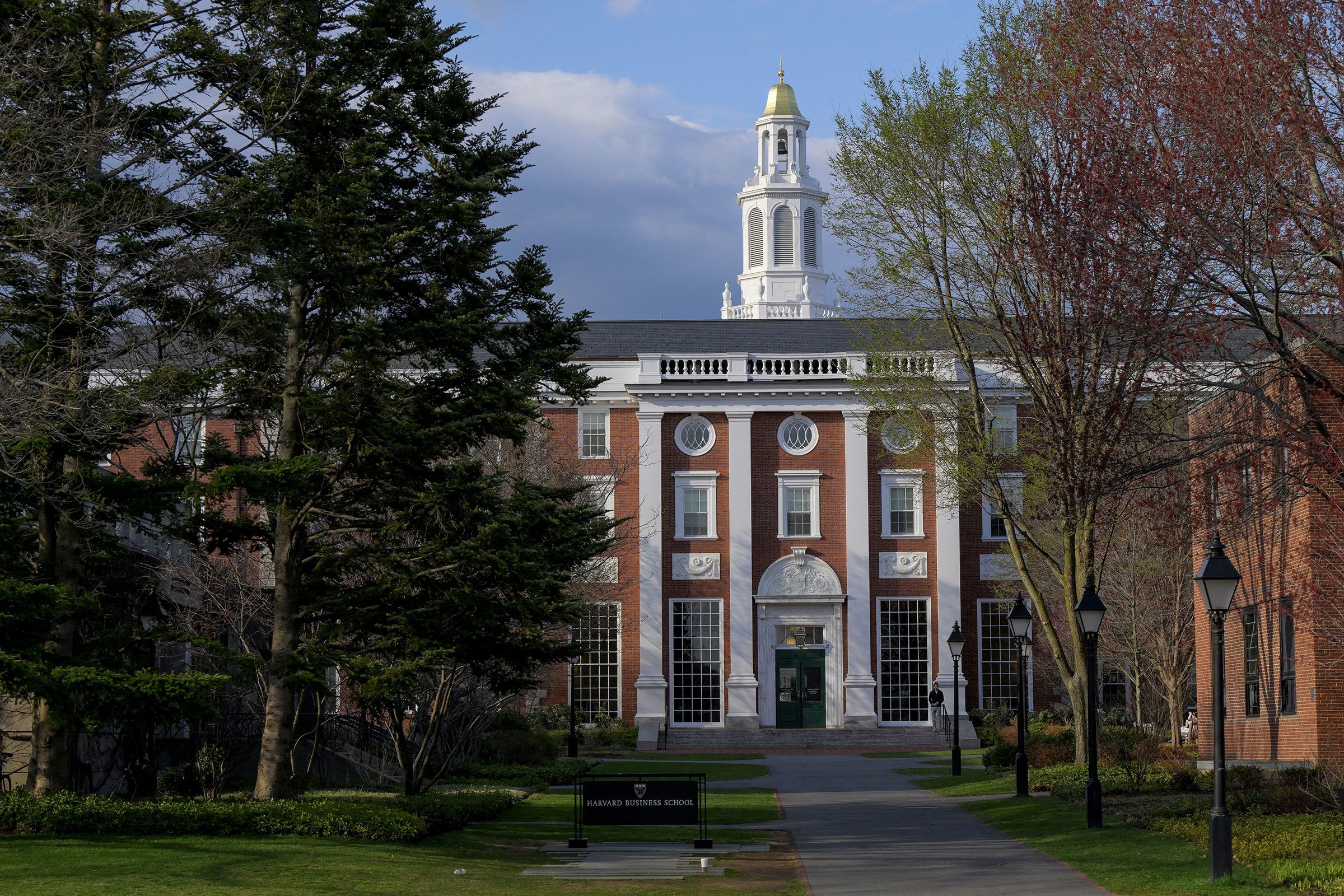 Trump đình chỉ thị thực sinh viên quốc tế mới của Đại học Harvard - Hình ảnh minh họa