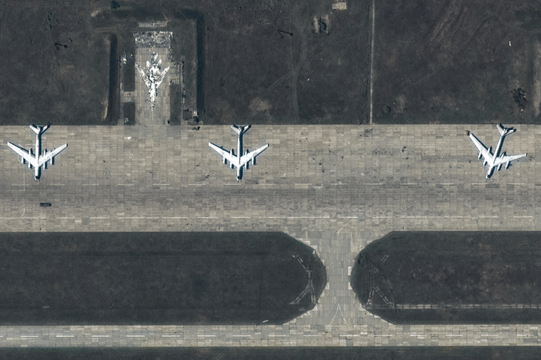 Ukraine phá hủy ít nhất 10 máy bay trong chiến dịch UAV 'mạng nhện' tấn công Nga - Hình ảnh minh họa