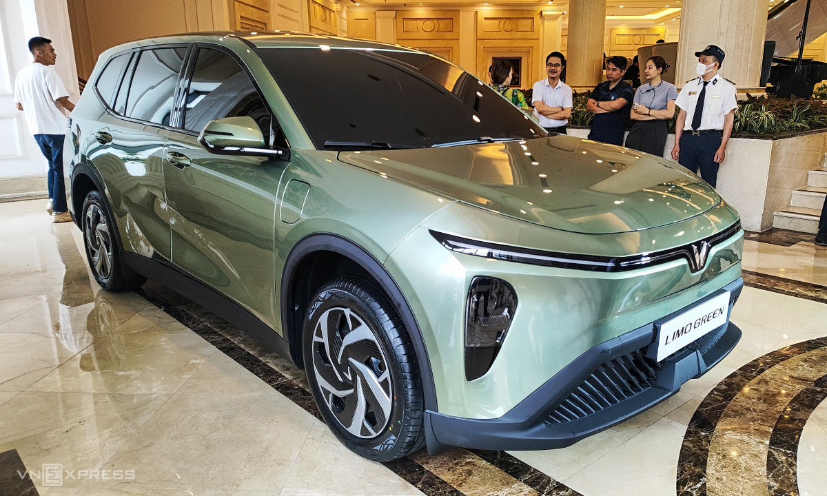 VinFast ra mắt mẫu MPV điện đầu tiên Limo Green tại Việt Nam - Hình ảnh minh họa