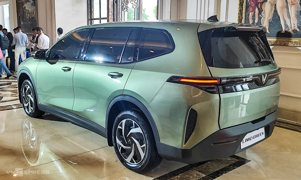 VinFast ra mắt mẫu MPV điện đầu tiên Limo Green tại Việt Nam - Hình ảnh minh họa