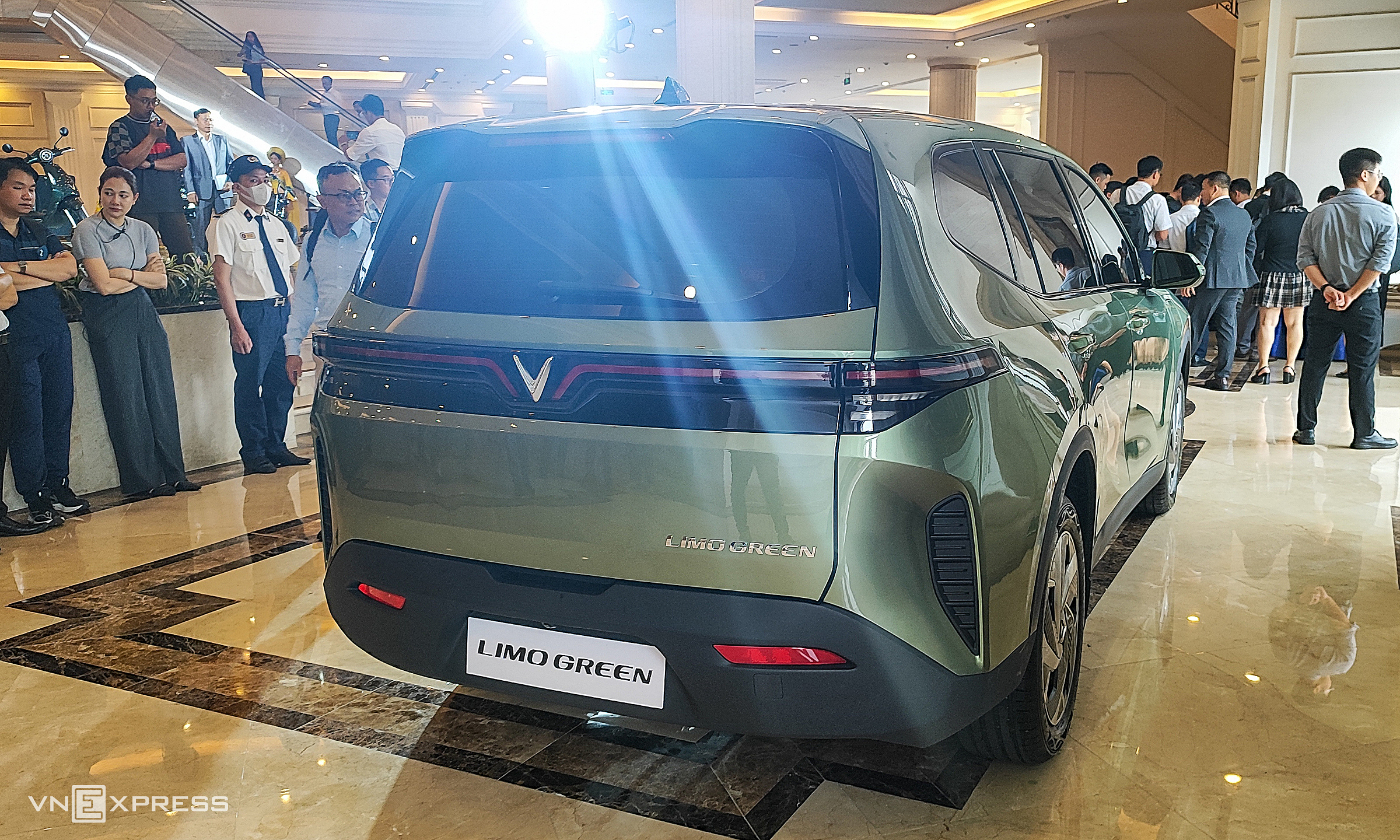 VinFast ra mắt mẫu MPV điện đầu tiên Limo Green tại Việt Nam - Hình ảnh minh họa