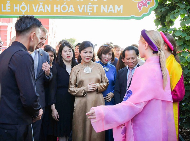 Áo dài Vũ Việt Hà gây ấn tượng mạnh tại Quảng trường Đỏ, Moscow - Hình ảnh minh họa