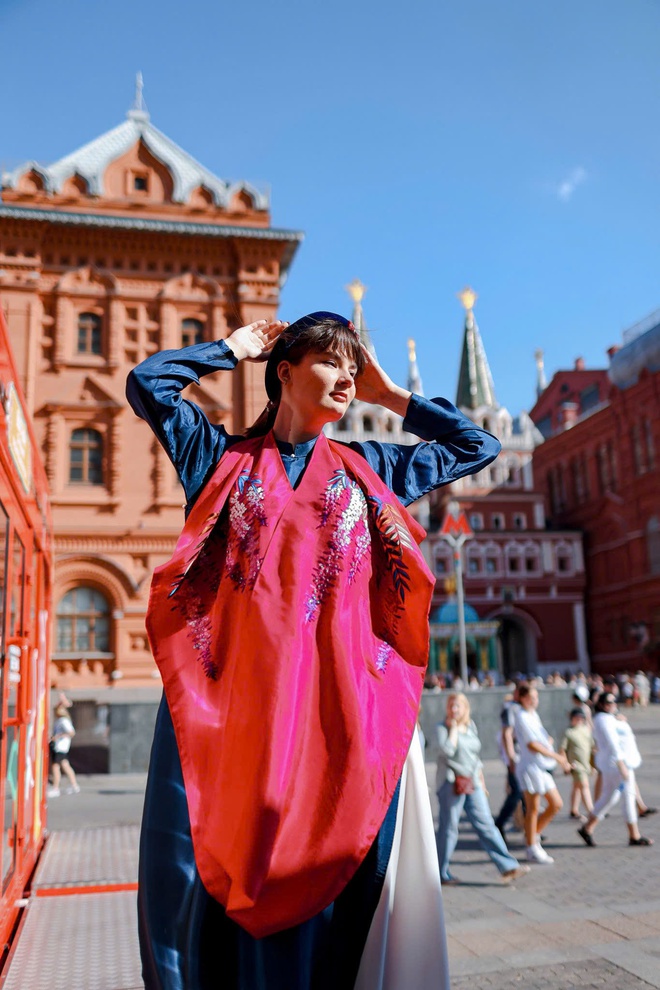 Áo dài Vũ Việt Hà gây ấn tượng mạnh tại Quảng trường Đỏ, Moscow - Hình ảnh minh họa