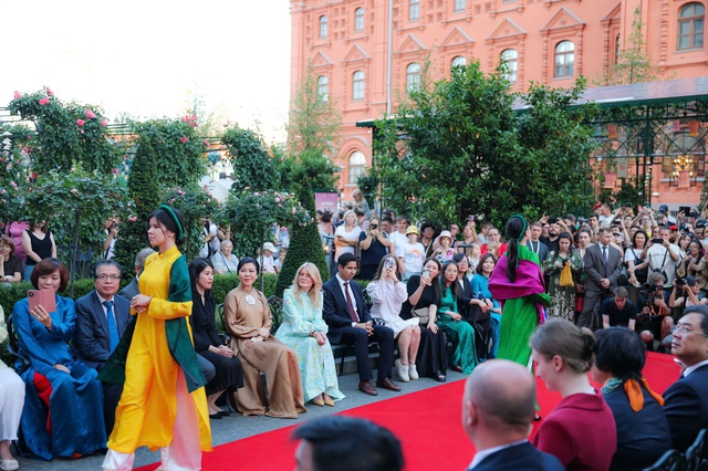Áo dài Vũ Việt Hà gây ấn tượng mạnh tại Quảng trường Đỏ, Moscow - Hình ảnh minh họa