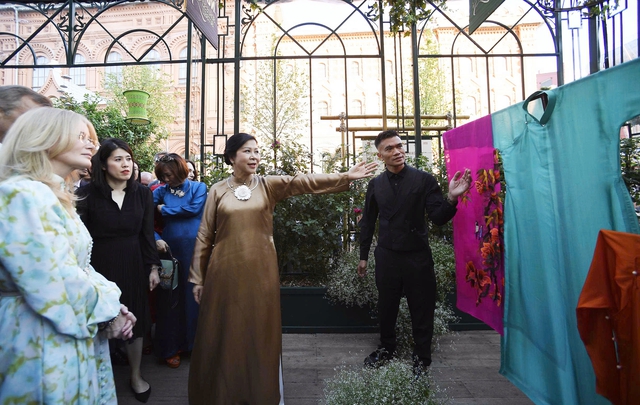 Áo dài Vũ Việt Hà gây ấn tượng mạnh tại Quảng trường Đỏ, Moscow - Hình ảnh minh họa