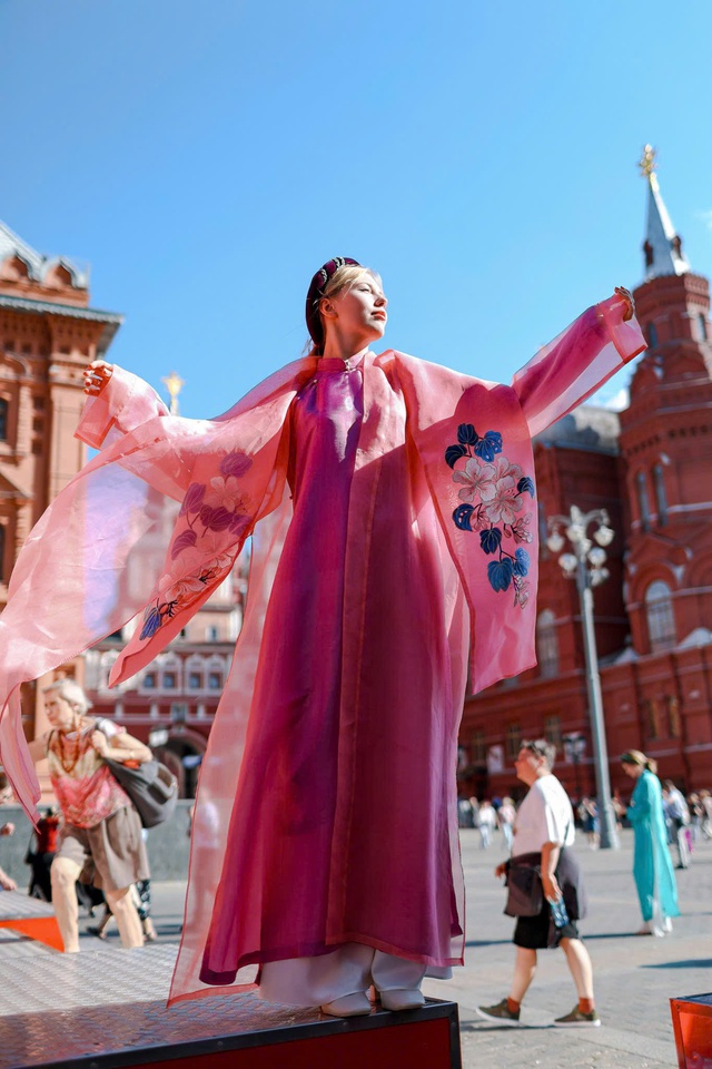 Áo dài Vũ Việt Hà gây ấn tượng mạnh tại Quảng trường Đỏ, Moscow - Hình ảnh minh họa