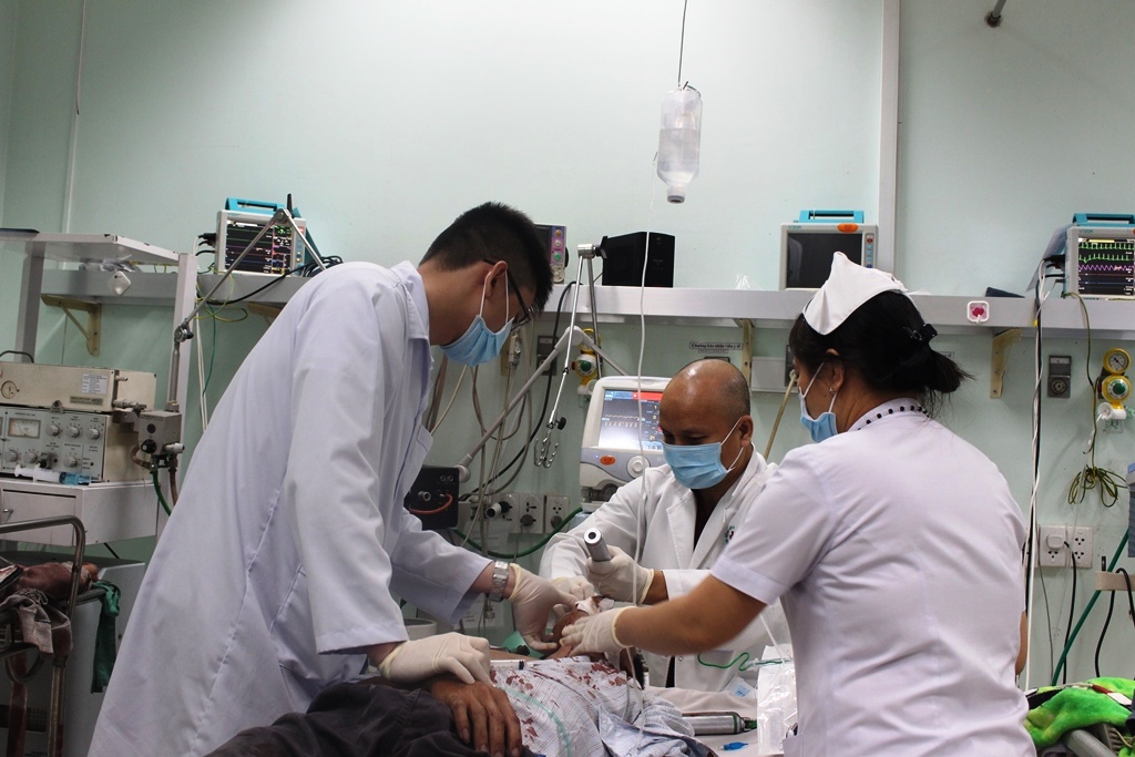 Bác sĩ cứu sống thanh niên bị lừa sang Campuchia tra tấn - Hình ảnh minh họa