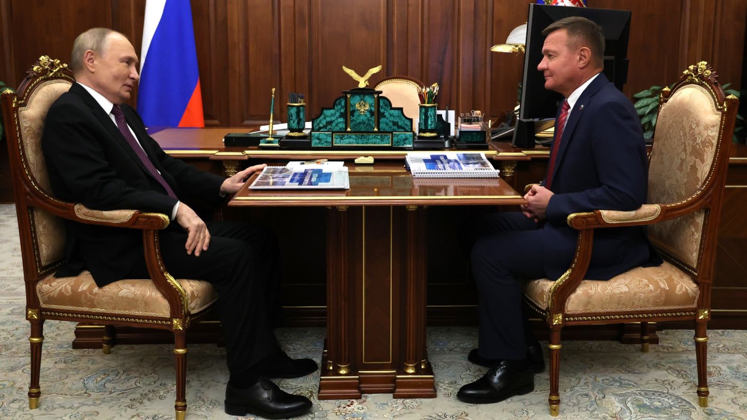 Bộ trưởng Nga Roman Starovoit tự tử sau khi bị Tổng thống Putin sa thải - Hình ảnh minh họa