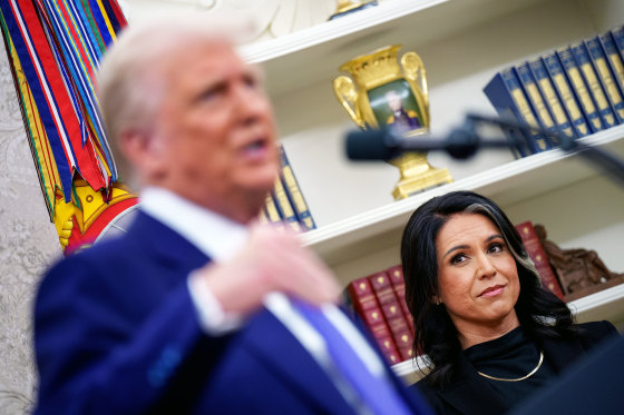 Các giám đốc tình báo của Trump tìm cách viết lại lịch sử bầu cử Mỹ 2016 - Hình ảnh minh họa