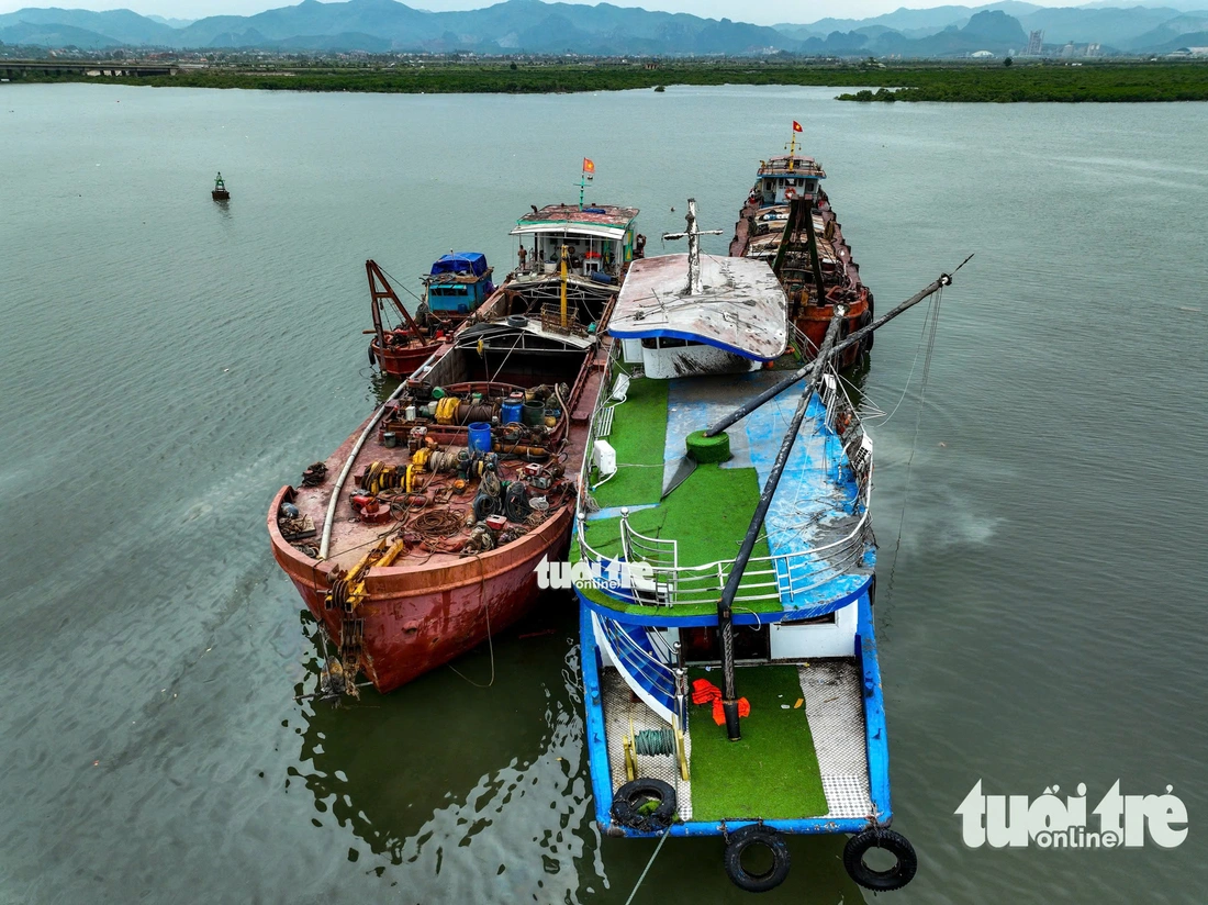 Cận cảnh tàu du lịch bị lật ở Hạ Long giữa siêu dông - Hình ảnh minh họa