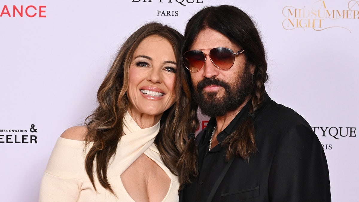 Elizabeth Hurley diện đồ bơi da báo, công khai mối quan hệ với Billy Ray Cyrus - Hình ảnh minh họa