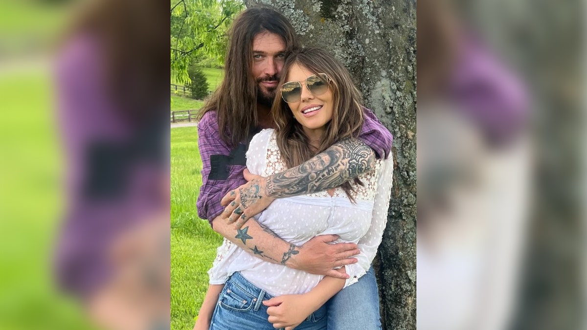 Elizabeth Hurley diện đồ bơi da báo, công khai mối quan hệ với Billy Ray Cyrus - Hình ảnh minh họa