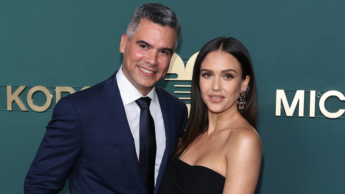 Jessica Alba khoe vóc dáng quyến rũ với bikini, dấy lên tin đồn tình cảm cùng sao "Phi Công Siêu Đẳng: Maverick" - Hình ảnh minh họa