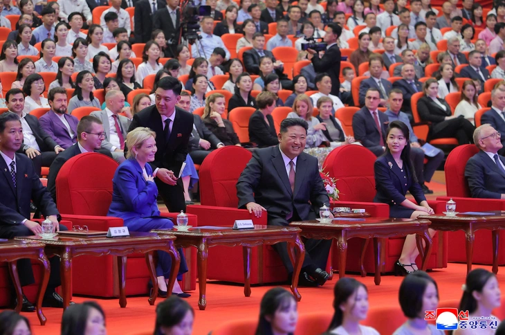 Kim Jong Un xúc động khi tưởng niệm binh sĩ Triều Tiên tử trận tại Nga - Hình ảnh minh họa