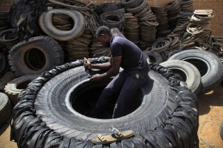 Nghệ nhân Nam Sudan tái chế lốp xe cũ làm giày giữa khủng hoảng - Hình ảnh minh họa