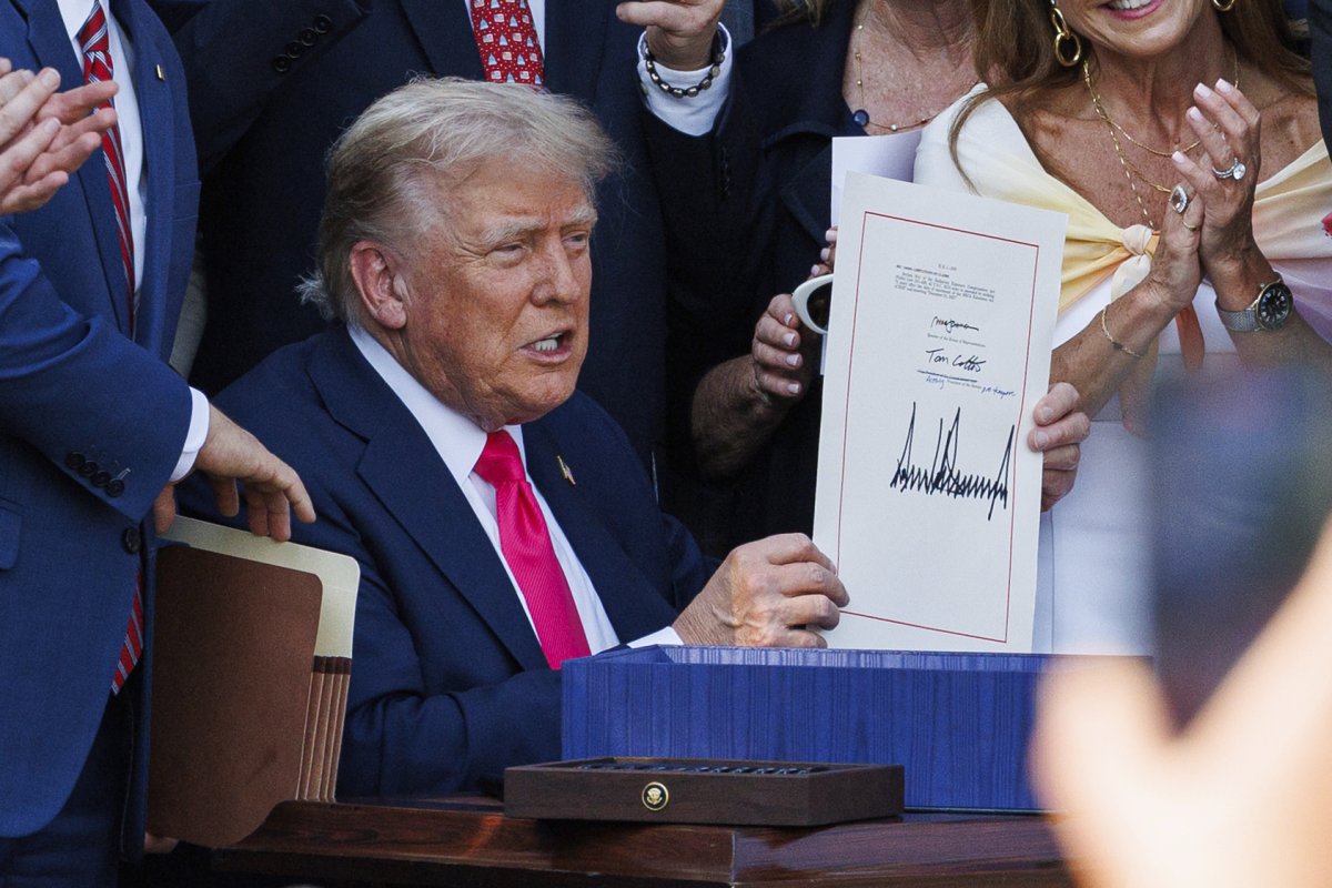 Người sở hữu thẻ xanh bị hạn chế quyền lợi dưới luật mới của Trump - Hình ảnh minh họa
