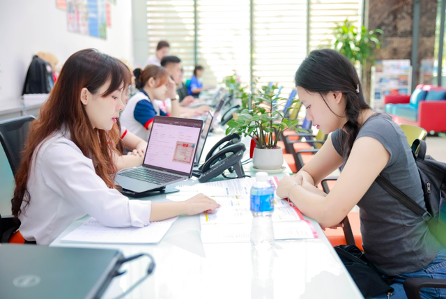 Quy đổi điểm chuẩn 2025: Chênh lệch giữa học bạ và điểm thi tốt nghiệp THPT lên đến hơn 5 điểm - Hình ảnh minh họa