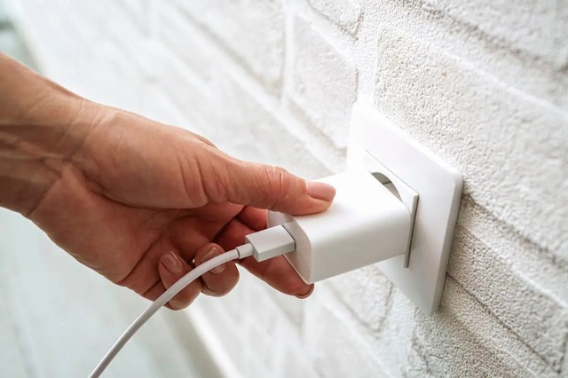 Sạc nhanh đột nhiên chậm lại? Nguyên nhân có thể bạn không ngờ tới - Hình ảnh minh họa