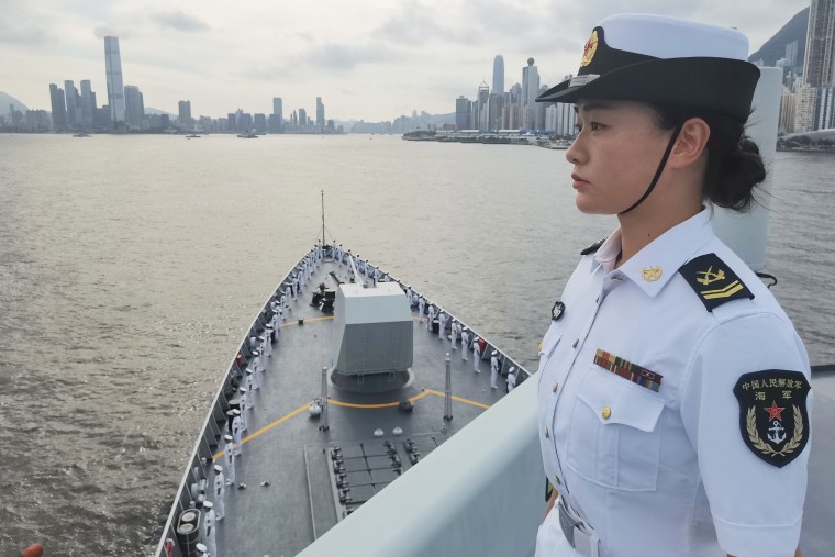 Tàu sân bay Sơn Đông của Trung Quốc tiến vào Hồng Kông, thể hiện sức mạnh quân sự - Hình ảnh minh họa