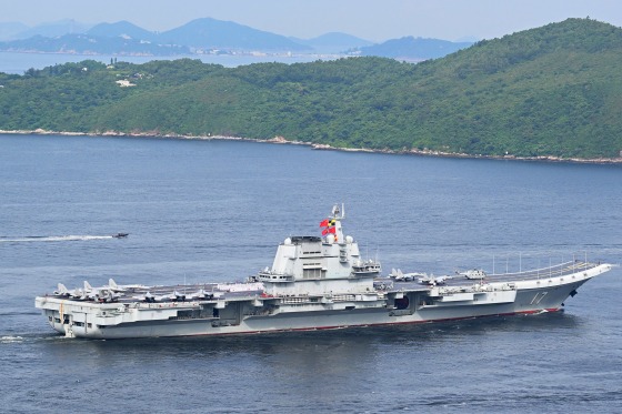 Tàu sân bay Sơn Đông của Trung Quốc tiến vào Hồng Kông, thể hiện sức mạnh quân sự - Hình ảnh minh họa