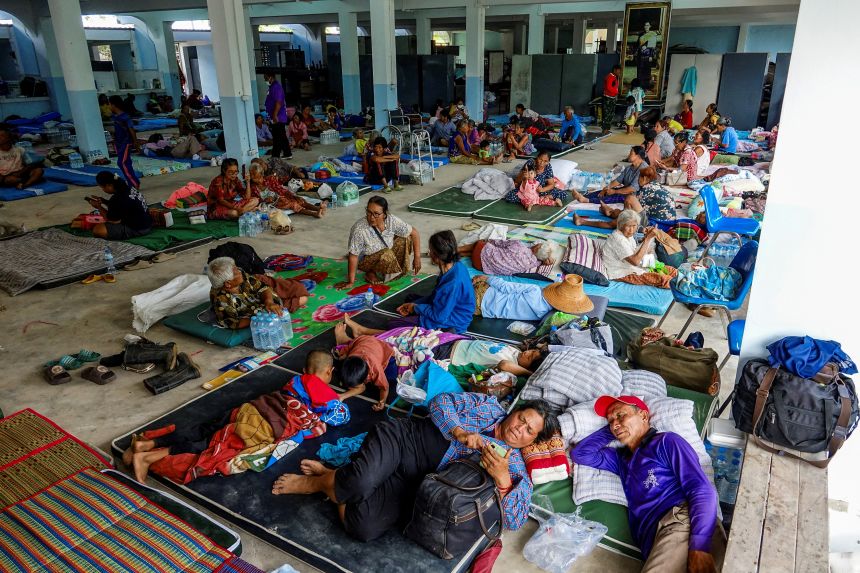 Thái Lan sơ tán hơn 100.000 dân khi giao tranh biên giới với Campuchia bước sang ngày thứ hai - Hình ảnh minh họa