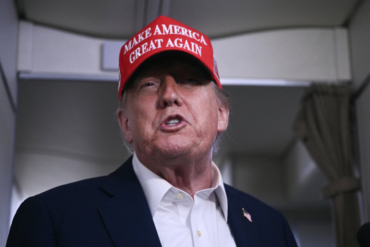 Trump hé lộ khả năng siết trừng phạt Nga sau cuộc gọi với Putin - Hình ảnh minh họa
