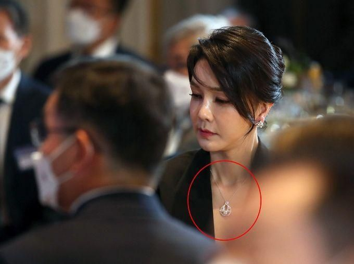 Bê bối quà tặng xa xỉ của cựu đệ nhất phu nhân Kim Keon-hee: Lật tẩy những bí mật động trời - Hình ảnh minh họa