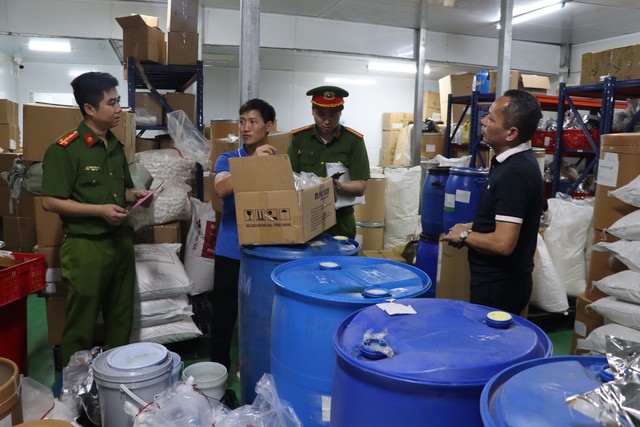 Bóc gỡ đường dây nữ giám đốc sản xuất hàng nghìn hộp thực phẩm chức năng giả tại Quảng Ninh - Hình ảnh minh họa