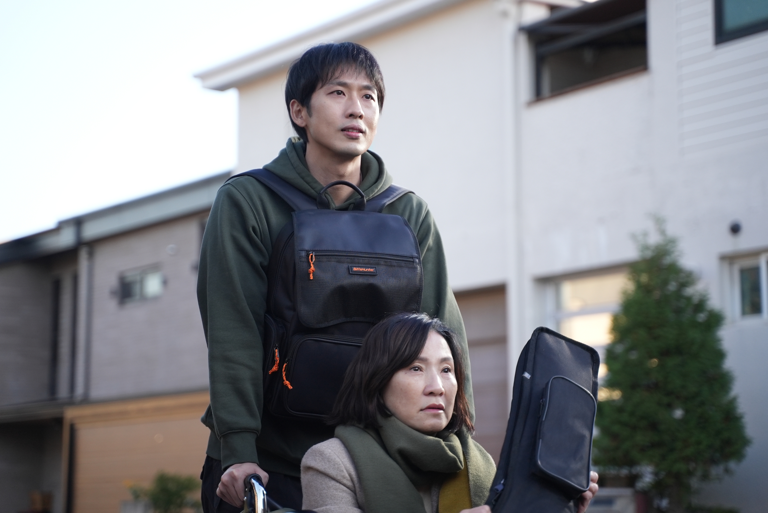 'Mang mẹ đi bỏ' đại thắng 150 tỷ, mang chuông đi đánh xứ người - Hình ảnh minh họa