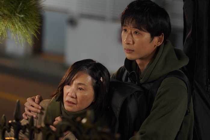 'Mang mẹ đi bỏ' đại thắng 150 tỷ, mang chuông đi đánh xứ người - Hình ảnh minh họa