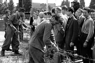 Ngày này năm xưa 13-8: 'Chủ nhật Dây thép gai' ở Berlin và Lệnh Tổng khởi nghĩa tại Việt Nam - Hình ảnh minh họa