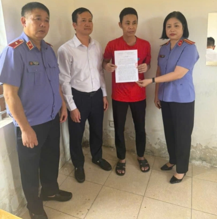 Vụ án 6 năm tù vì nuôi gà lôi: Anh Thái Khắc Thành được tại ngoại, công lý được xem xét lại - Hình ảnh minh họa