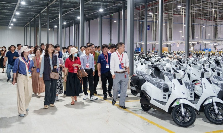 Phân tích chiến lược của tỷ phú phạm nhật vượng: 600 nhà phân phối vinfast đồng lòng chinh phục thị trường xe máy - Hình ảnh minh họa